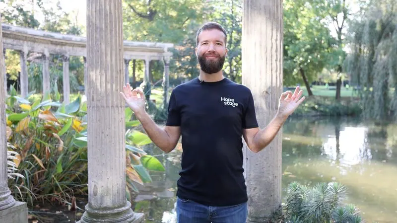 Clément Baissat porte un T-shirt HopeStage en extérieur