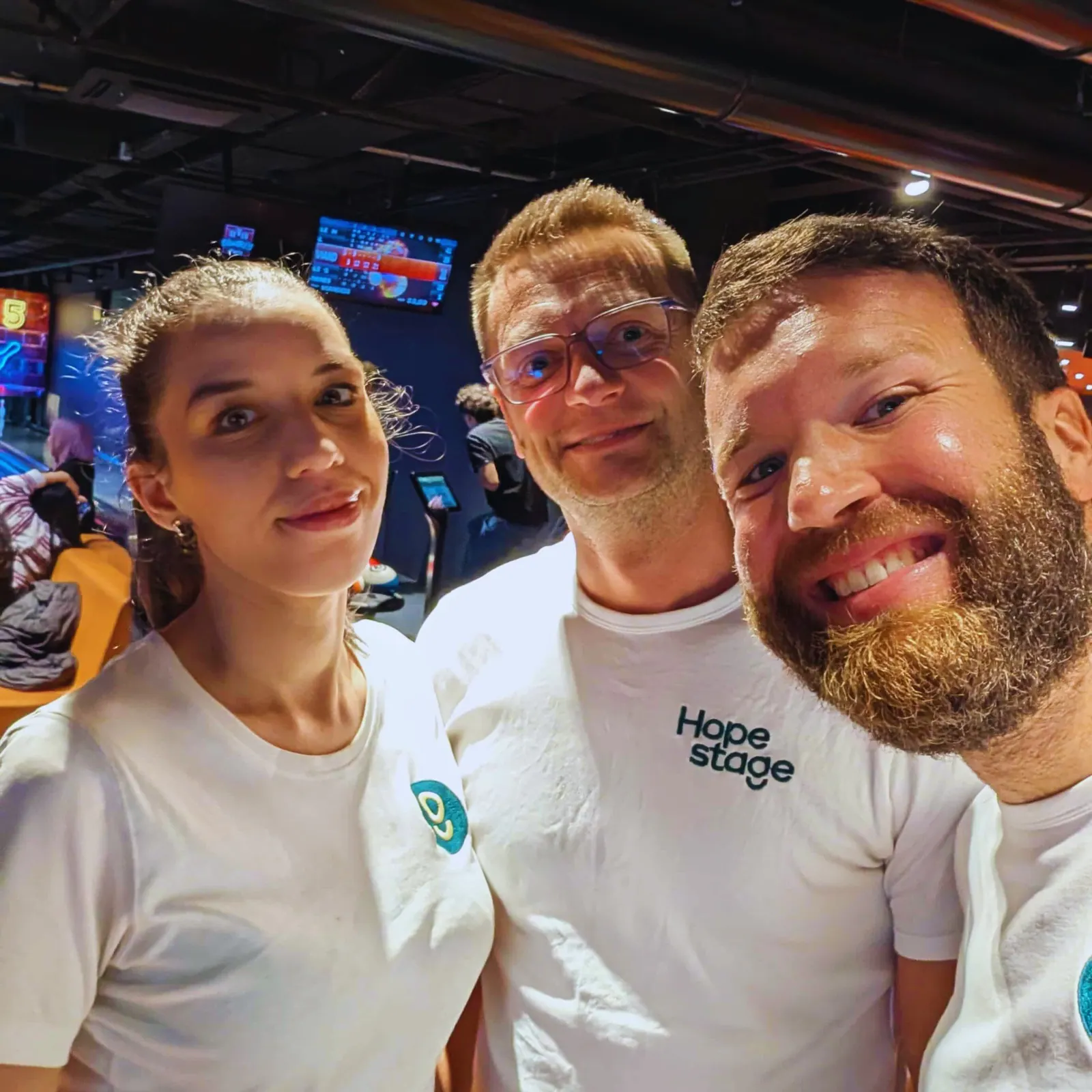 Trois membres de la communauté HopeStage souriant ensemble