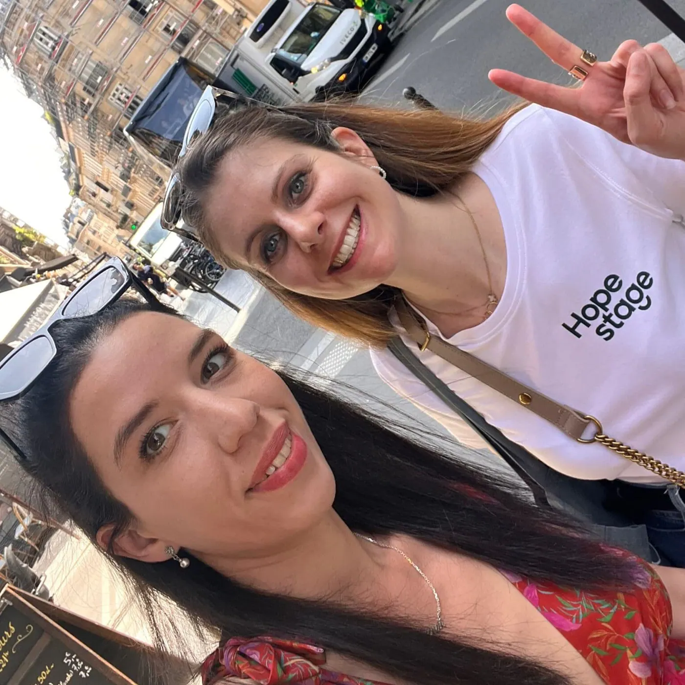 Deux membres de l'équipe HopeStage souriant ensemble à Paris